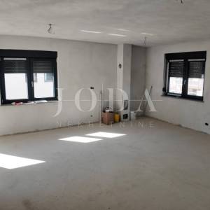 Kuća sa tri stana i bazenom