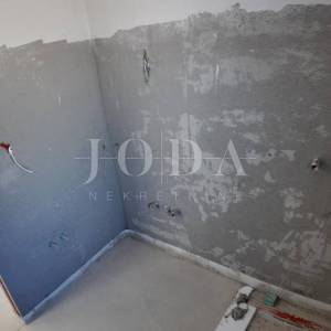 Kuća sa tri stana i bazenom