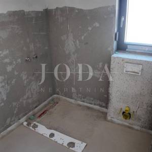 Kuća sa tri stana i bazenom