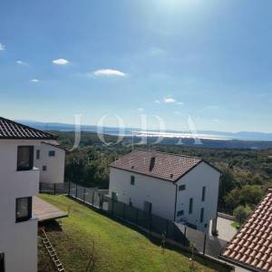 Kuća sa tri stana i bazenom