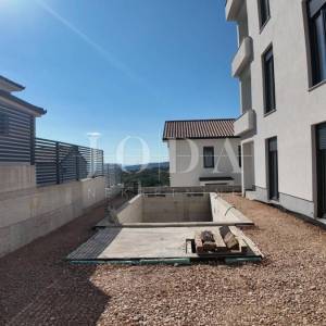 Kuća sa tri stana i bazenom