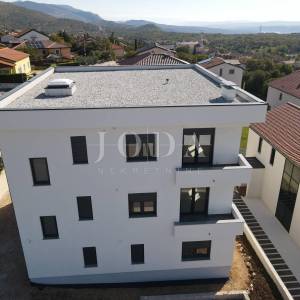 Kuća sa tri stana i bazenom