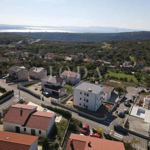 Kuća sa tri stana i bazenom