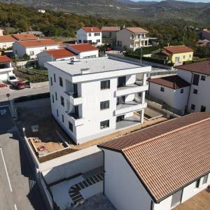 Kuća sa tri stana i bazenom