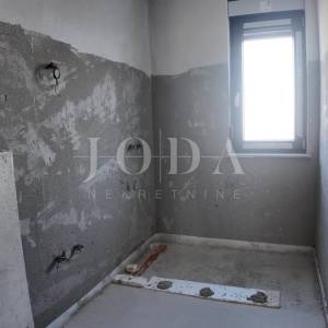 Kuća sa tri stana i bazenom