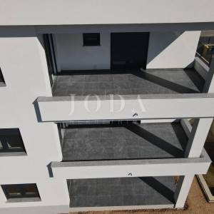 Kuća sa tri stana i bazenom