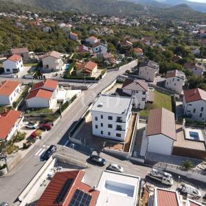 Kuća sa tri stana i bazenom