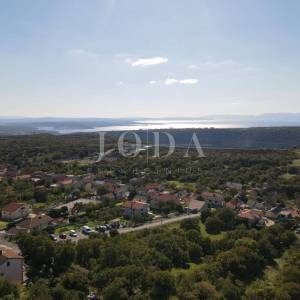 Kuća sa tri stana i bazenom