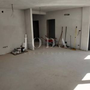 Kuća sa tri stana i bazenom