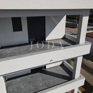 Kuća sa tri stana i bazenom