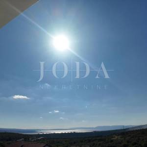 Kuća sa tri stana i bazenom