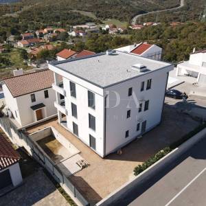 Kuća sa tri stana i bazenom