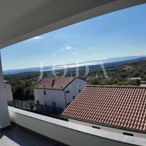 Kuća sa tri stana i bazenom