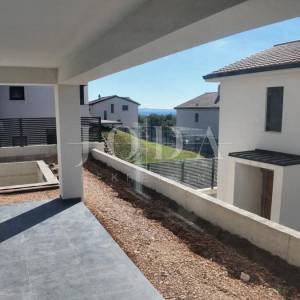 Kuća sa tri stana i bazenom