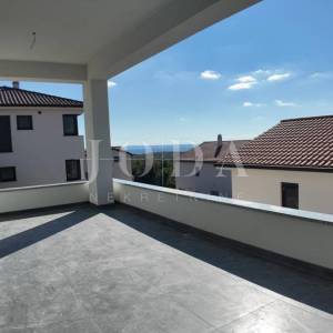 Kuća sa tri stana i bazenom