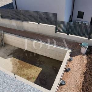 Kuća sa tri stana i bazenom