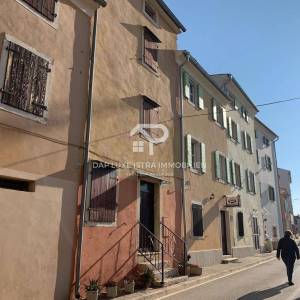 Kuća u nizu okolica Rovinja pogled  na more za adaptaciju 