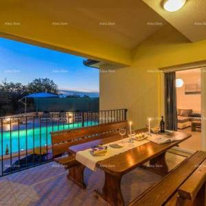 Kuća za odmor s bazenom i velikom okućnicom. Blizina grada Labina.