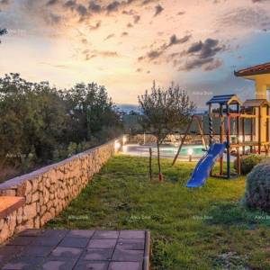 Kuća za odmor s bazenom i velikom okućnicom. Blizina grada Labina.