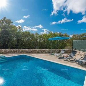 Kuća za odmor s bazenom i velikom okućnicom. Blizina grada Labina.