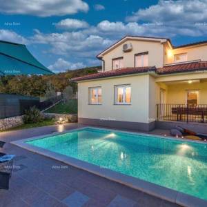 Kuća za odmor s bazenom i velikom okućnicom. Blizina grada Labina.