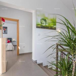 Kuća za odmor s bazenom i velikom okućnicom. Blizina grada Labina.