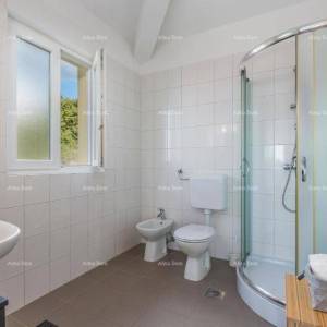 Kuća za odmor s bazenom i velikom okućnicom. Blizina grada Labina.