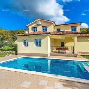 Kuća za odmor s bazenom i velikom okućnicom. Blizina grada Labina.