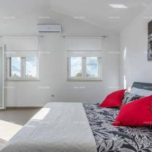 Kuća za odmor s bazenom i velikom okućnicom. Blizina grada Labina.