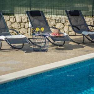 Kuća za odmor s bazenom i velikom okućnicom. Blizina grada Labina.