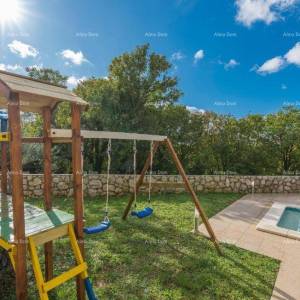 Kuća za odmor s bazenom i velikom okućnicom. Blizina grada Labina.