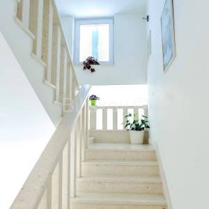 Kvalitetno građena i opremljena kuća, Rogoznica, prodaja