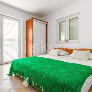 Kvalitetno građena i opremljena kuća, Rogoznica, prodaja