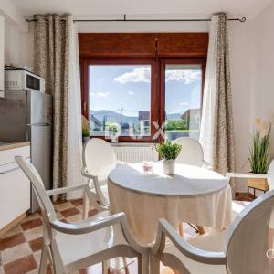 LIKA, PLITVIČKA JEZERA - Renovirana kuća s bazenom u prirodi