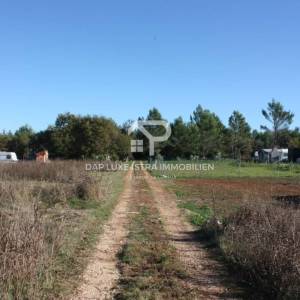 Ližnjan poljoprivredno zemljište 420m2 s priključkom vode 