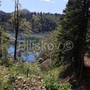 Lokve, imanje uz obalu Lokvarskog jezera.