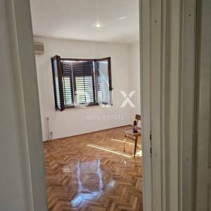 LOVRAN, CENTAR - 3 sobni stan na super lokaciji