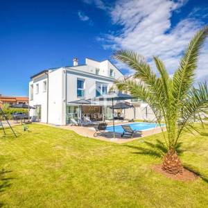 Luksuzna vila od 283m2 s bazenom i saunom nedaleko Poreča 