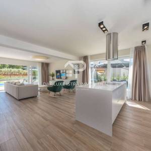 Luksuzna vila od 283m2 s bazenom i saunom nedaleko Poreča 