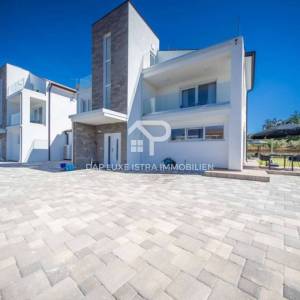 Luksuzna vila od 283m2 s bazenom i saunom nedaleko Poreča 
