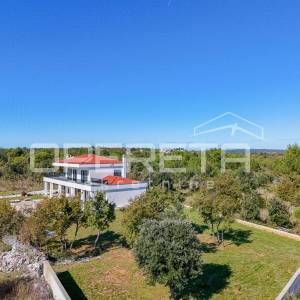 Luksuzna vila s zadivljujućim pogledom na more uronjena u prirodu.