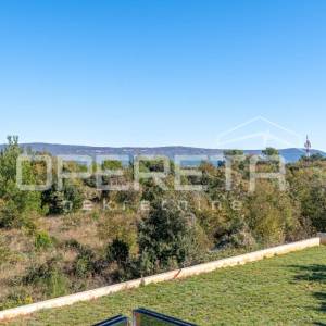 Luksuzna vila s zadivljujućim pogledom na more uronjena u prirodu.