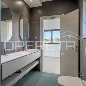 Luksuzna vila s zadivljujućim pogledom na more uronjena u prirodu.