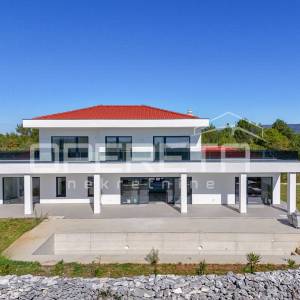 Luksuzna vila s zadivljujućim pogledom na more uronjena u prirodu.