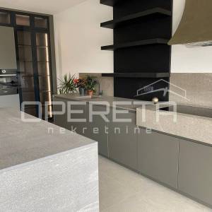 Luksuzna vila s zadivljujućim pogledom na more uronjena u prirodu.