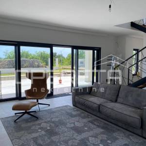 Luksuzna vila s zadivljujućim pogledom na more uronjena u prirodu.