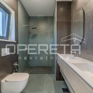 Luksuzna vila s zadivljujućim pogledom na more uronjena u prirodu.