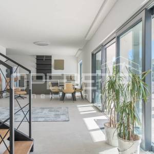 Luksuzna vila s zadivljujućim pogledom na more uronjena u prirodu.