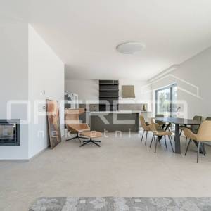 Luksuzna vila s zadivljujućim pogledom na more uronjena u prirodu.