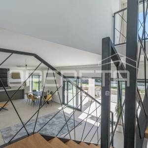 Luksuzna vila s zadivljujućim pogledom na more uronjena u prirodu.